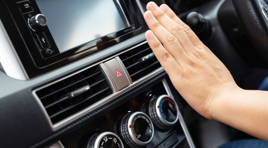 Auto con aire acondicionado que no enfría durante un día caluroso en Perú
